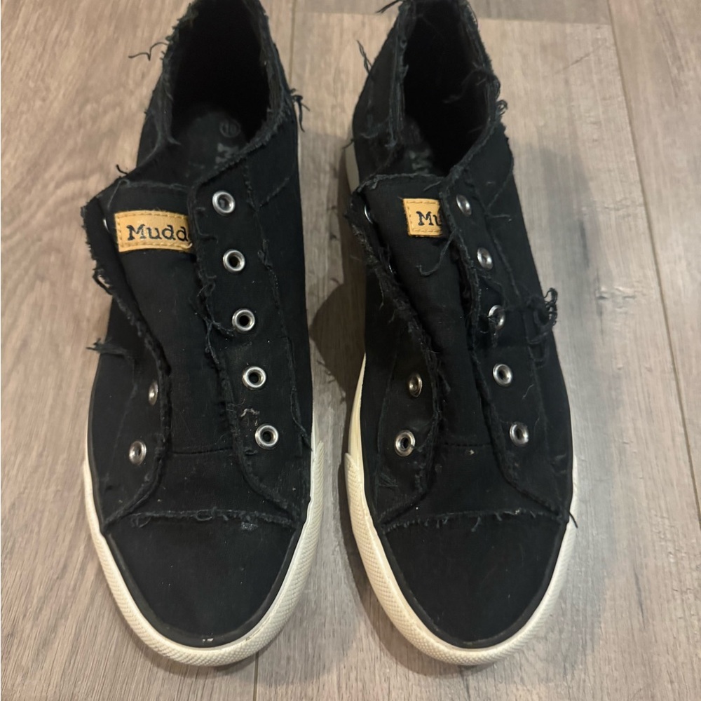 MUDD Black Canvas Slip-On Sneakers – Women’s Size 10